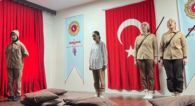 “Seyit Onbaşı” Tiyatrosu Duygu Dolu Anlar Yaşattı