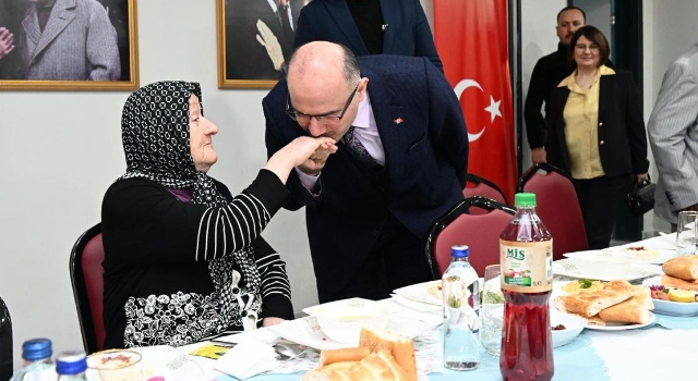Vali Serdengeçti Kadirli Huzurevindeki Yaşlılarla İftar Yaptı