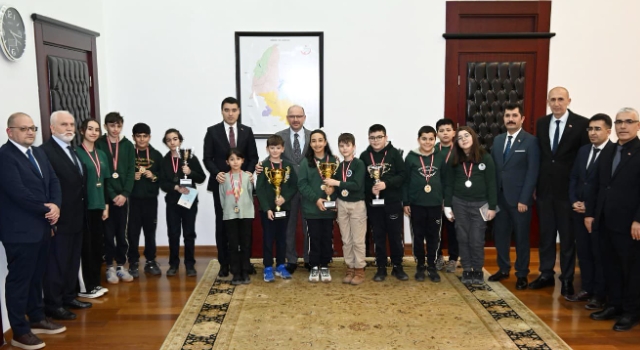 Vali Serdengeçti Şampiyon Öğrencileri Makamında Kabul Etti