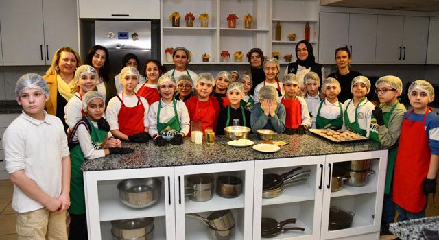 Minik Aşçılar Kömbe Yapmayı Öğrendi