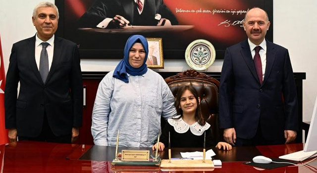 Vali Koltuğu Minik Öğrenciye Emanet