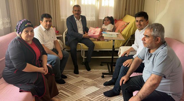 Osmaniye'de Evde Eğitim Gören Hira Sultan Karnesini Teslim Aldı