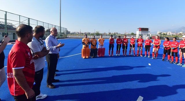 Kadınlar A Milli Hokey Takımı'na Osmaniye'de Moral Ziyareti