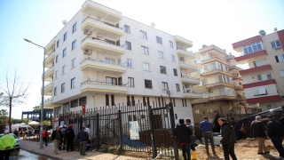 Mersin’de 4 katlı apartmanın önündeki giriş bölümü çöktü