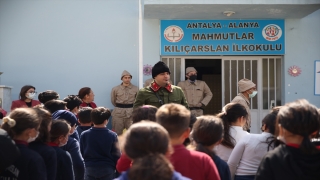 Alanya’da öğretmenler Çanakkale Savaşı döneminin asker kıyafetleriyle ders verdi