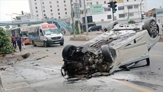 Mersin’de otomobil kaldırıma çarptı, 1 kişi öldü, 2 kişi yaralandı