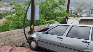 Hatay’da bahçe duvarına çarpan otomobilin sürücüsü yaralandı