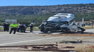 Mersin’de otobüse çarpan minibüsteki 1 kişi öldü, 2 kişi yaralandı