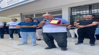 Hatay’da emekli olan hizmetli, görev yaptığı okuldan alkışlarla uğurlandı