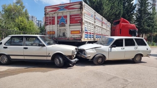 Adana’da park halindeyken yokuştan geriye hareket eden tır 3 araca çarptı
