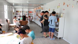 Hatay’da konteyner kente kurulan kütüphane yaklaşık 2 bin kitapla donatıldı