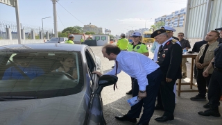 Vali Pehlivan, bayram için Mersin’e gelen tatilcileri kent girişinde karşıladı