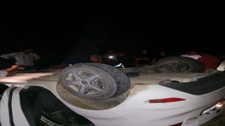 Hatay’da devrilen otomobildeki 3 kişi yaralandı
