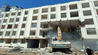 Kozan’da, Yerinde Dönüşüm Projesi kapsamında depremde hasar gören site yıkılıyor