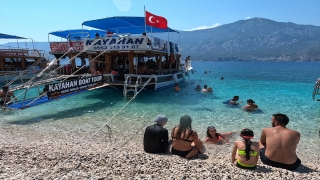 Adrasan’ın koylarını görmek isteyenler tekne turlarına ilgi gösteriyor