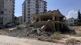 Mersin’de kontrollü yıkımı yapılan binadan kopan molozlar yola saçıldı