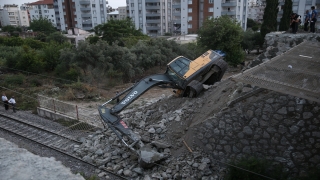 Hatay’da üst geçit çalışmasında toprak altında kalan işçi yaralandı