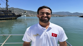 Alanya’da sörfçünün yunusla yarışı havadan görüntülendi