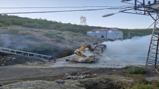 Alanya’da iş makinesinin elektrik tellerine takılması sonucu çıkan yangın söndürüldü