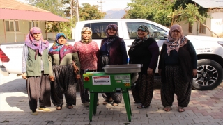 Elmalı’daki kadın üreticilere salça makinesi hibe edildi
