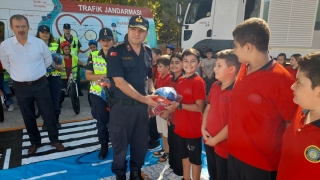 Kumluca’da öğrencilere trafik eğitimi verdi