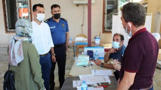 Kaymakam Mutlu Almalı Aşı stantlarını ziyaret etti