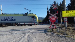 Hemzemin geçitteki bariyer, kazaya davetiye çıkarıyor!