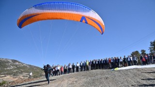 Düziçi’nde paraşütler gökyüzünü renklendirdi