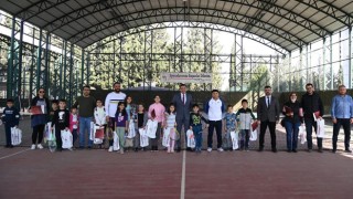Tenis Kursunu Başarıyla Bitiren Kursiyerlere Sertifika