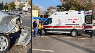 İçinde hasta bulunan ambulans otomobil ile çarpıştı: 1 yaralı