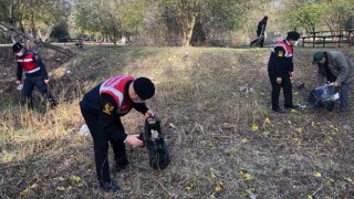 Jandarma Timi fidan dikti, doğa temizliği yaptı