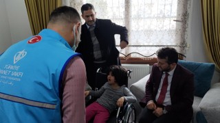 Osmaniye Müftülüğünden engelli çocuğa sandalye desteği