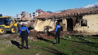 Emniyet ve belediye iş birliğinde metruk binalar yıkılıyor