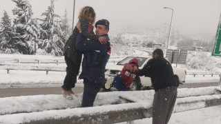 Mahsur kalan vatandaşlar jandarma tarafından kurtarıldı