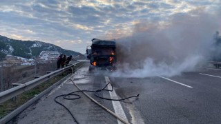 Otoyolda alev alan Tır, kullanılamaz hale geldi