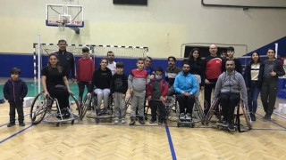 Özel sporcularda badminton turnuvası