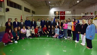 Ev hanımları için voleybol turnuvası düzenlendi