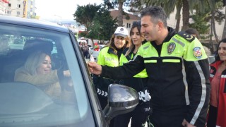 Polis yol denetiminde kadın sürücülere karanfil dağıttı