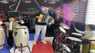 Emekli öğretmen, 45 yıllık müzik sevdasını aşılamayı sürdürüyor