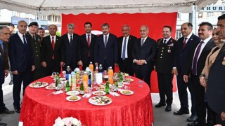 Cumhuriyet Meydanı’nda halkla bayramlaşıldı