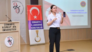 Jandarma, üniversite öğrencilerine KADES Uygulamasını tanıttı