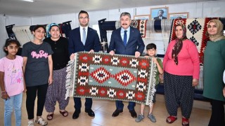 Vali Yılmaz, Sumbas’ta Kilim kursunu ziyaret etti