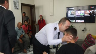 Jandarma komutanı, gazi askeri alnından öptü