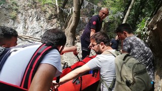 Doğa yürüyüşünde ayağı kırıldı, 1 kilometre sedyeyle taşındı