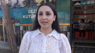 Gezici kütüphane, köy okulunda öğrencilerle buluştu