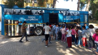 Geçici Kütüphane otobüsü okul ziyaretlerini sürdürüyor
