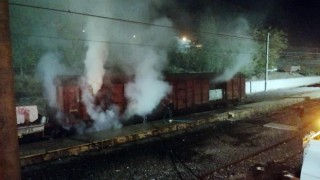 Parke yüklü tren vagonunda çıkan yangın söndürüldü