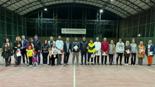 Tenis kursunu tamamlayanlar belgelerini aldı