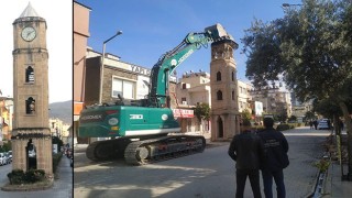 Depremin yıkamadığı Saat kulesini, İş makinası yıktı