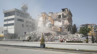 Depremde hasar gören binaların yıkım işleri devam ediyor